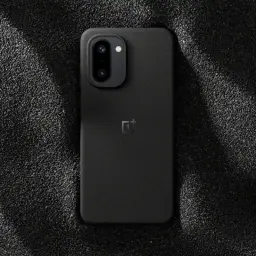 Capa magnética OnePlus 15R Sandstone Preto com textura arenosa antiderrapante, acabamento fosco, logo central e recorte preciso para câmera dupla