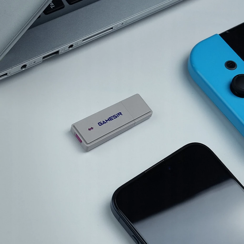 Adaptador Bluetooth para Gamesir Nova 2 Lite em formato USB, corpo metálico prateado com tampa removível e logotipo GAMESIR em azul - Item3