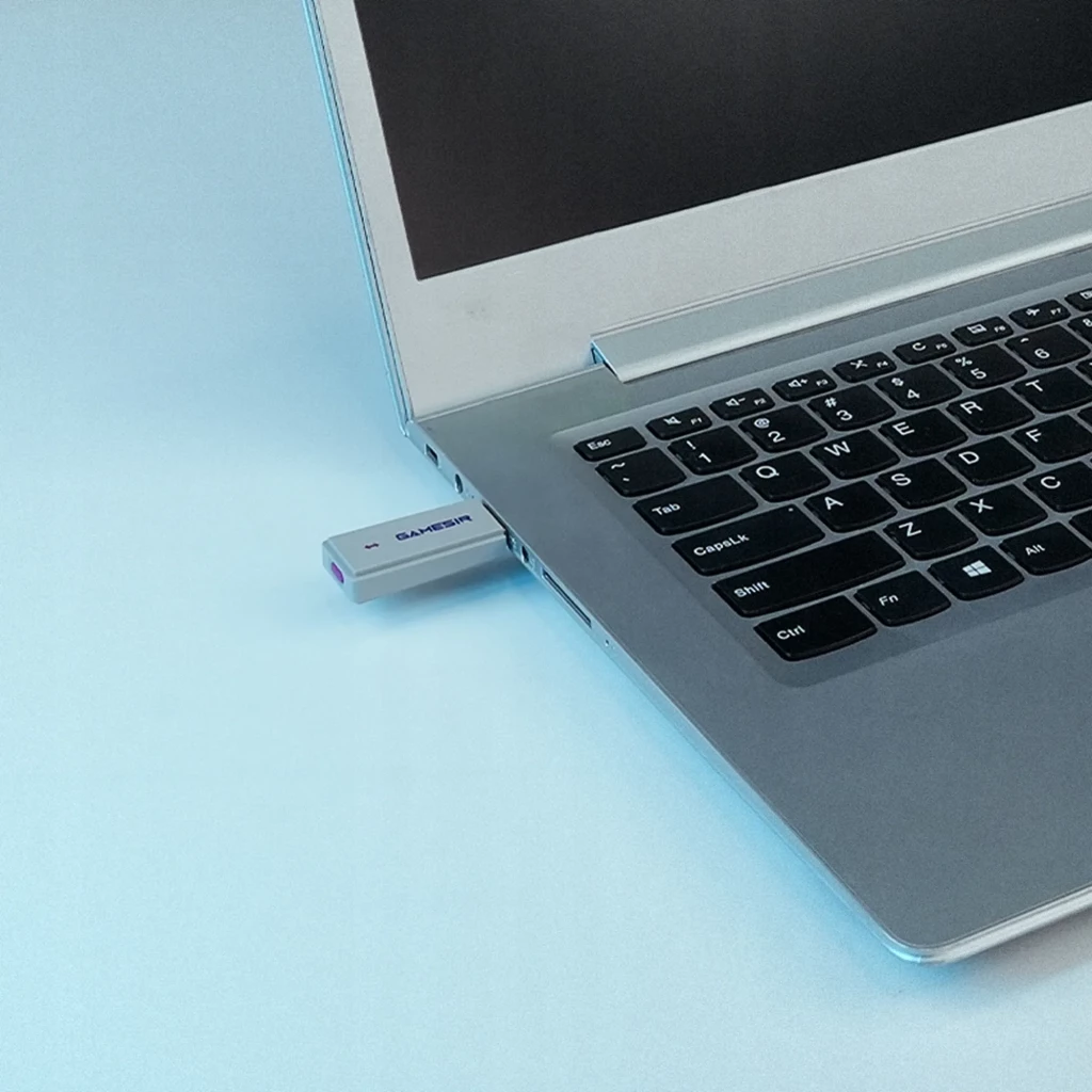 Adaptador Bluetooth para Gamesir Nova 2 Lite em formato USB, corpo metálico prateado com tampa removível e logotipo GAMESIR em azul - Item4