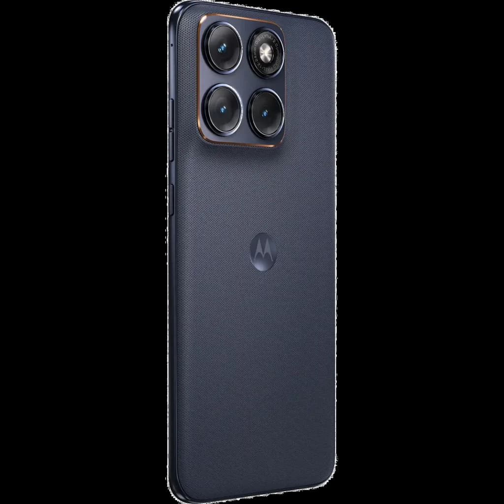Moto Edge 70 Fusion en color oscuro con tapa texturizada y módulo de cámara trasera cuadrado con cuatro lentes y aro metálico, logo Motorola centrado