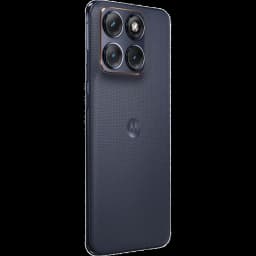 Moto Edge 70 Fusion en color oscuro con tapa texturizada y módulo de cámara trasera cuadrado con cuatro lentes y aro metálico, logo Motorola centrado
