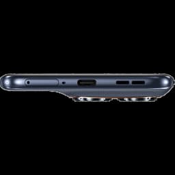 Borde inferior del Motorola Moto Edge 70 Fusion en color Silhouette con puerto USB-C, ranura SIM y doble módulo de cámara trasera sobresaliente