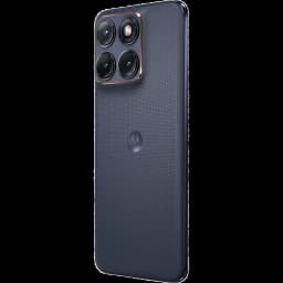 Trasera en acabado PANTONE Silhouette azul oscuro con textura, módulo de cámara triple grande con bordes dorados y logo Motorola centrado