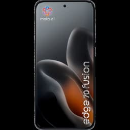 Pantalla pOLED curva del Motorola Moto Edge 70 Fusion, frontal casi sin bordes con perforación central para cámara y texto edge 70 fusion en el lateral
