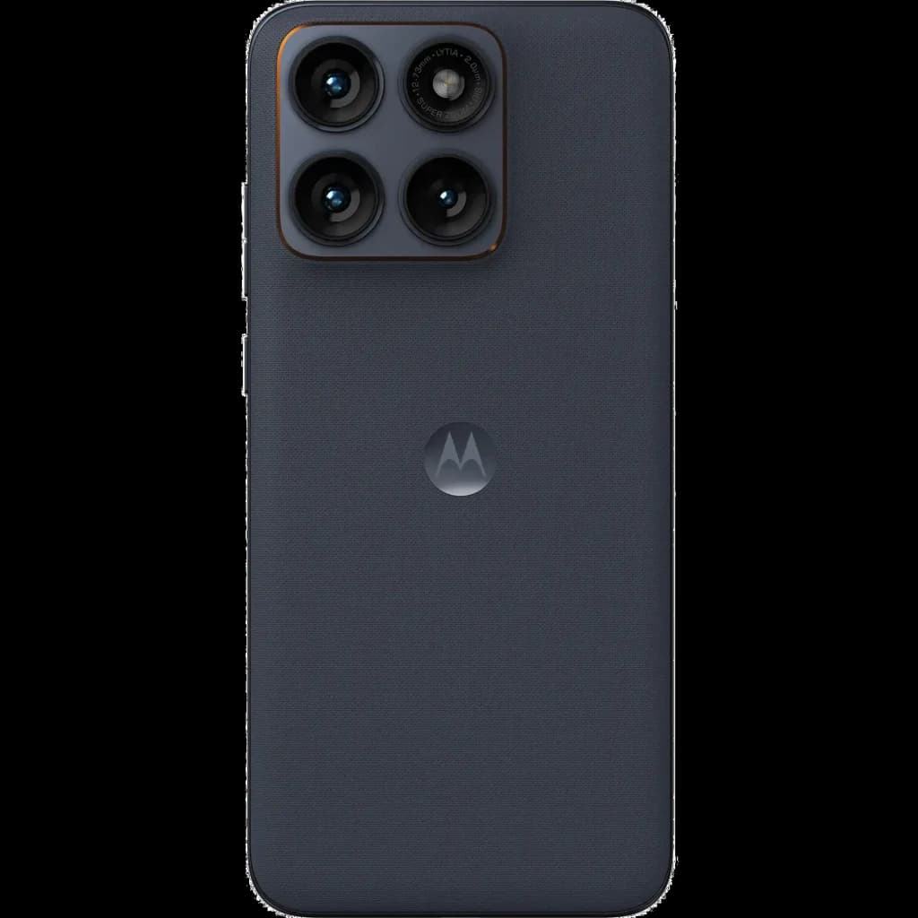 Parte trasera del Motorola Moto Edge 70 Fusion en color oscuro con cuero vegano y módulo de triple cámara grande con marco metálico y logo centrado de