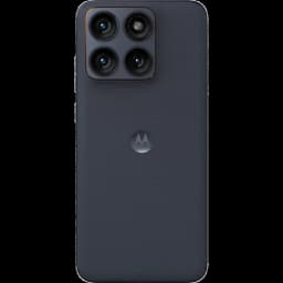 Parte trasera del Motorola Moto Edge 70 Fusion en color oscuro con cuero vegano y módulo de triple cámara grande con marco metálico y logo centrado de
