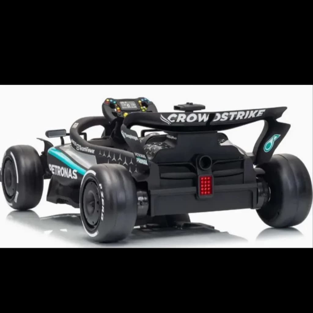 Mercedes-AMG Petronas F1 12V para niños con mando parental, diseño de monoplaza negro con detalles turquesa, alerón trasero, volante con panel y neumáticos