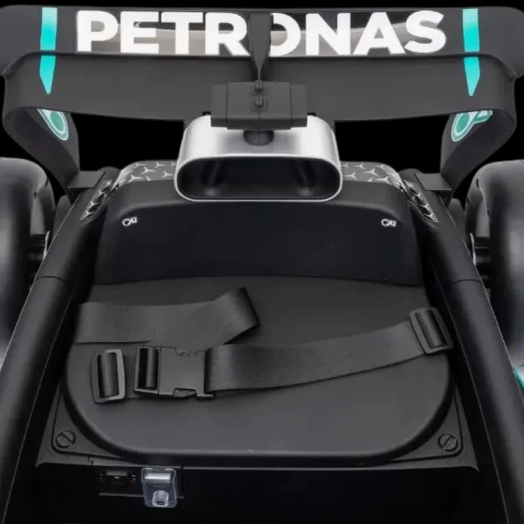 Ala trasera y asiento del coche eléctrico infantil Mercedes-AMG Petronas F1 12V con alerón PETRONAS, arnés de seguridad y detalles aerodinámicos negros y