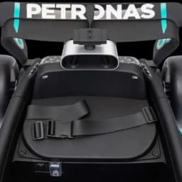 Ala trasera y asiento del coche eléctrico infantil Mercedes-AMG Petronas F1 12V con alerón PETRONAS, arnés de seguridad y detalles aerodinámicos negros y