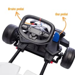 Volante del BMW Go Kart 24V Blanco con pedales identificados: freno a la izquierda y acelerador a la derecha, diseño deportivo y controles accesibles para
