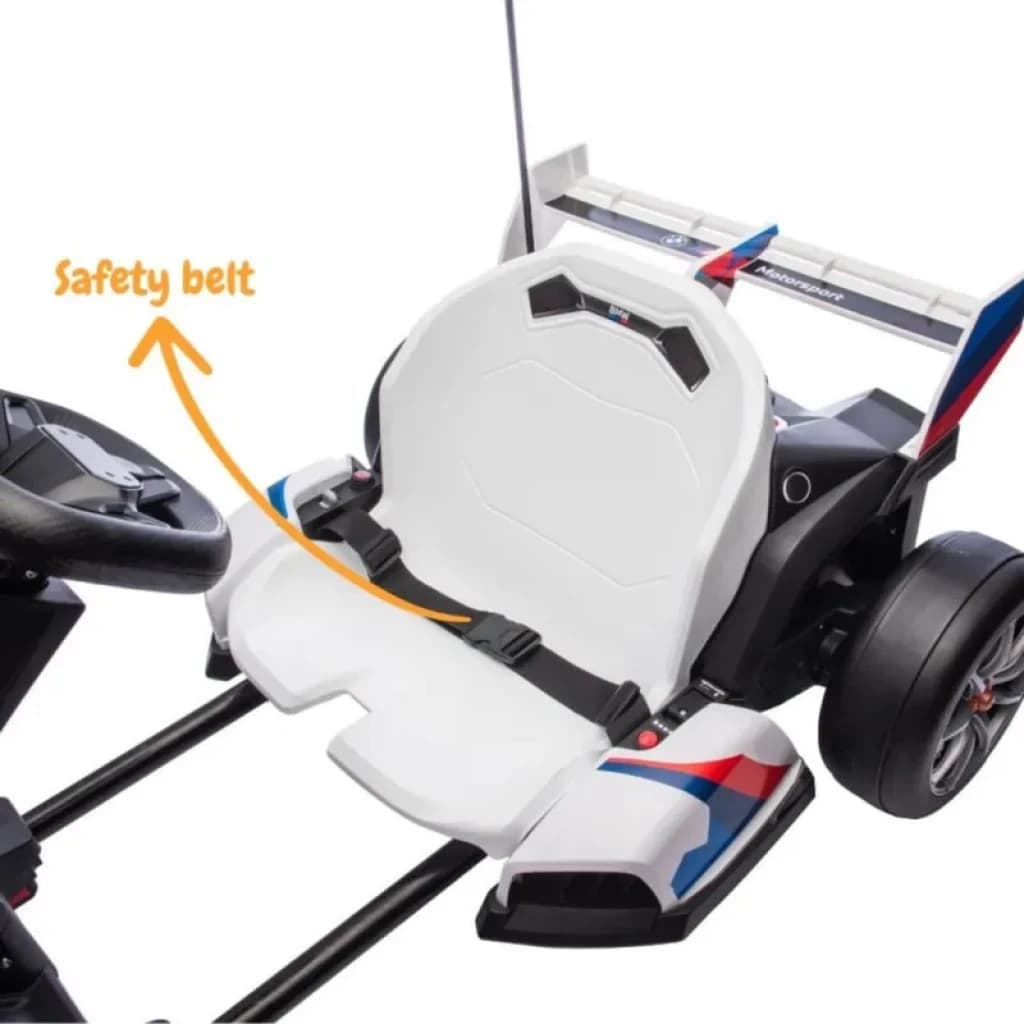 BMW Go Kart 24V blanco con asiento ajustable, cinturón de seguridad, volante deportivo y detalles M tricolor; diseño robusto y aerodinámico, ruedas