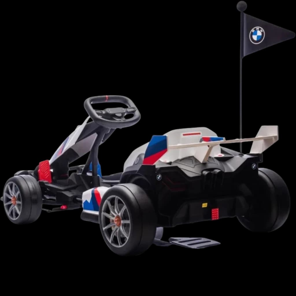 BMW Go Kart 24V blanco con diseño deportivo M, asiento ajustable, volante ergonómico, spoiler trasero, llantas anchas y banderín de seguridad. 12 km/h