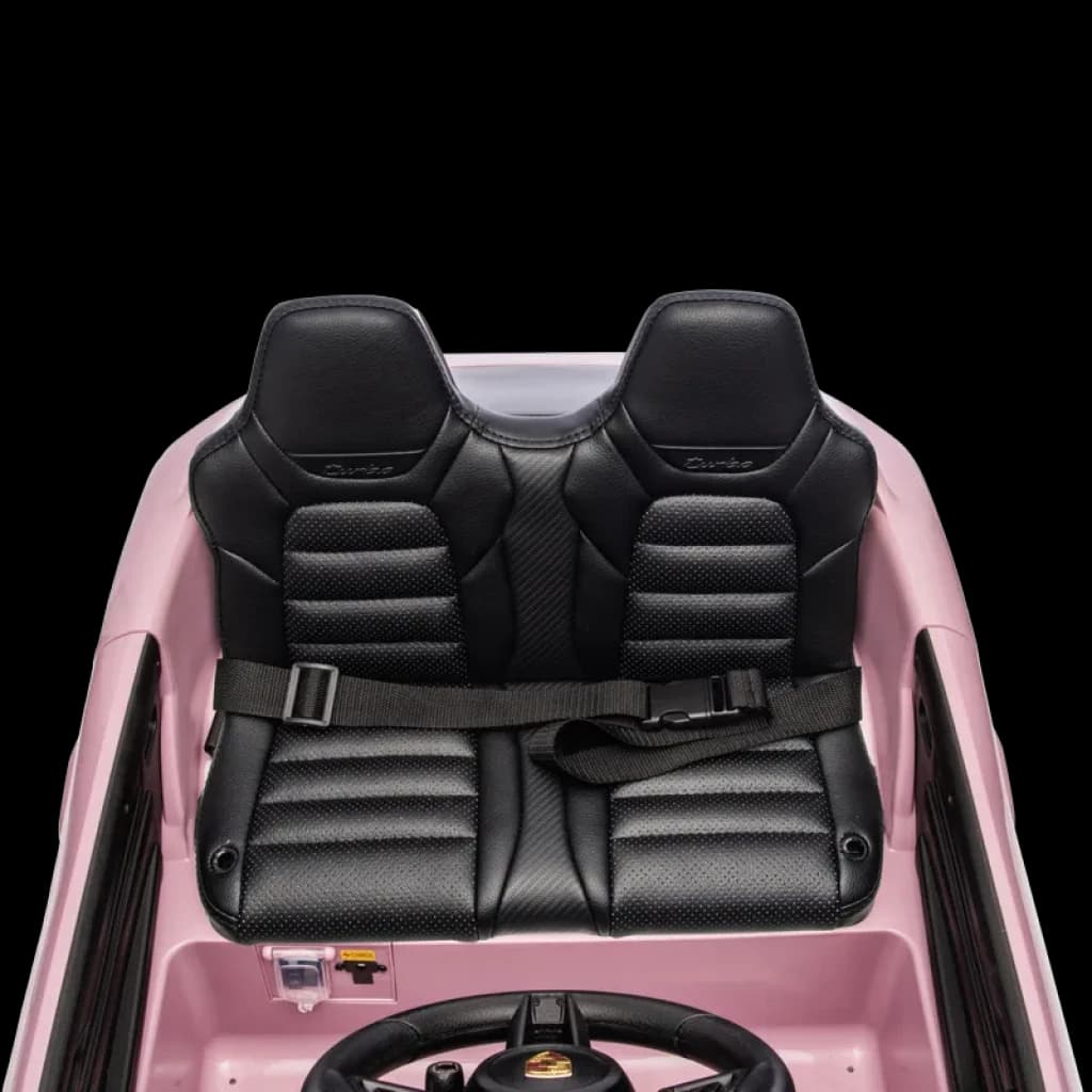 Bancos duplos em couro sintético preto com cintos de segurança no Porsche Macan Rosa 12V, detalhe esportivo e acabamento premium no interior infantil