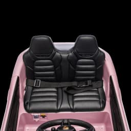 Bancos duplos em couro sintético preto com cintos de segurança no Porsche Macan Rosa 12V, detalhe esportivo e acabamento premium no interior infantil