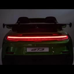 Porsche 911 GT3 12V Verde para niños con luz trasera LED continua, alerón deportivo, doble asiento y placa GT3; batería 10Ah para mayor autonomía