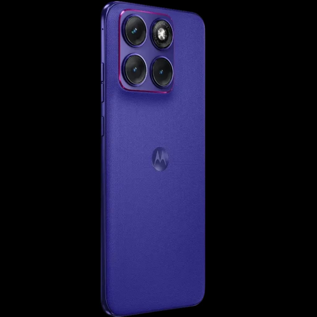 Trasera del Motorola Moto Edge 70 Fusion en PANTONE Orient Blue con triple cámara grande en módulo cuadrado y acabado texturizado elegante