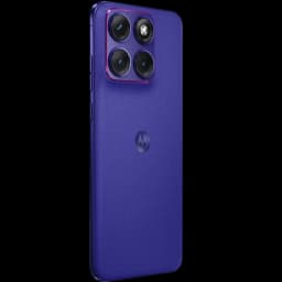 Trasera del Motorola Moto Edge 70 Fusion en PANTONE Orient Blue con triple cámara grande en módulo cuadrado y acabado texturizado elegante