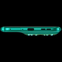 Borde inferior en color verde Sporting Green con puerto USB-C centrado, ranura SIM, rejillas de altavoz y módulos de cámara traseros ligeramente