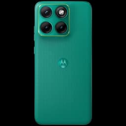 Motorola Moto Edge 70 Fusion verde PANTONE con tapa trasera texturizada y módulo triple de cámara grande con aro dorado y sensor principal destacado