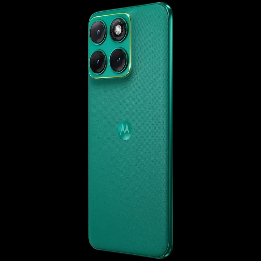 Smartphone verde Sporting Green con acabado mate, módulo triple de cámaras grandes en marco dorado y logo Motorola centrado; diseño elegante y premium