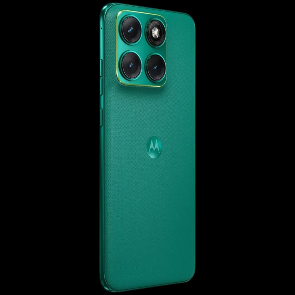 Motorola Moto Edge 70 Fusion verde PANTONE Sporting Green con acabado texturizado y módulo de triple cámara grande con bordes dorados y sensor principal