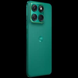 Motorola Moto Edge 70 Fusion verde PANTONE Sporting Green con acabado texturizado y módulo de triple cámara grande con bordes dorados y sensor principal