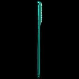 Lateral del Motorola Moto Edge 70 Fusion en verde PANTONE Sporting Green, perfil ultrafino con botones de volumen y encendido y módulo de cámara sobresaliente