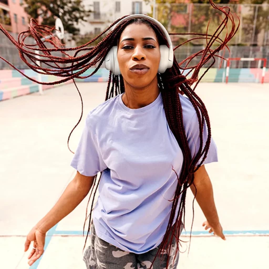 Auscultadores over-ear JBL Tune 730BT sem fios na cor preta, almofadas acolchoadas e arco ajustável, design moderno e confortável para uso urbano