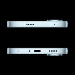 Bordes planos en color azul hielo con puerto USB-C centrado, ranura SIM, rejillas de altavoz y gran módulo de cámara trasero sobresaliente en el Xiaomi Poco