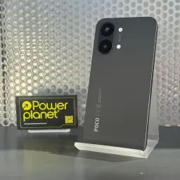 Xiaomi Poco X8 Pro Max 5G negro con doble cámara trasera, acabado mate y bordes rectos; soporte acrílico transparente y tarjeta Powerplanet al lado