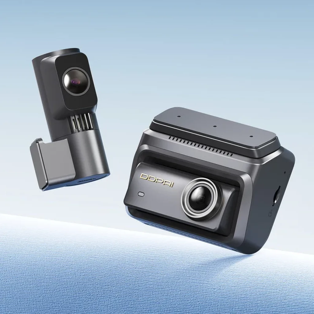 DDPAI Z90 3CH com módulo 4G: câmera frontal com tela, câmeras interna e traseira, módulo 4G e cabos. Design compacto em preto, lente grande angular. - Item1