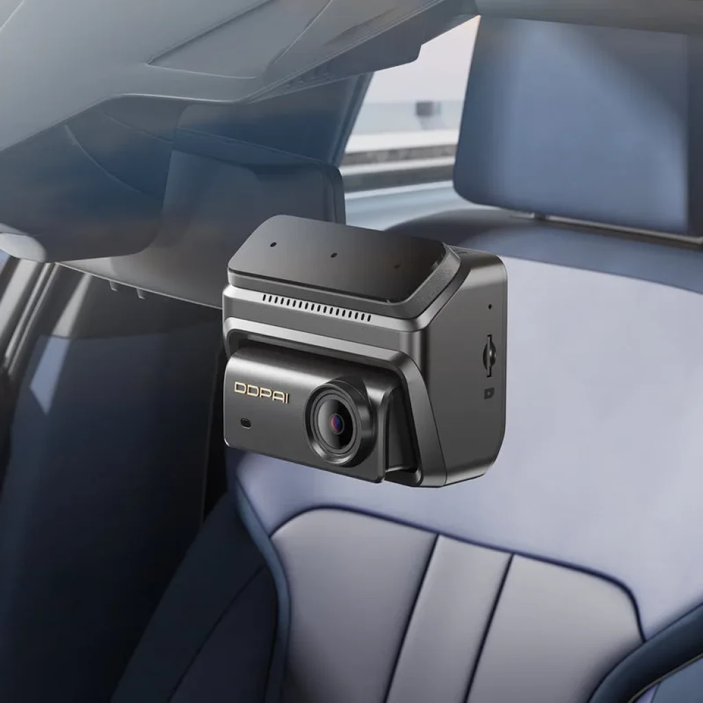 DDPAI Z90 3CH com módulo 4G: câmera frontal com tela, câmeras interna e traseira, módulo 4G e cabos. Design compacto em preto, lente grande angular. - Item2