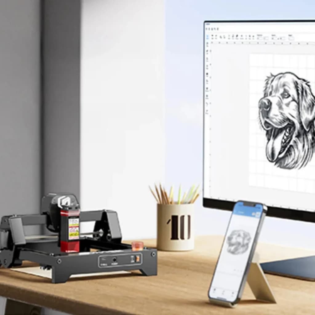 LONGER RAY 5 Mini 2.5W grabadora láser compacta con punto comprimido 0.04 mm, chasis metálico, control Wi‑Fi y panel táctil en escritorio moderno