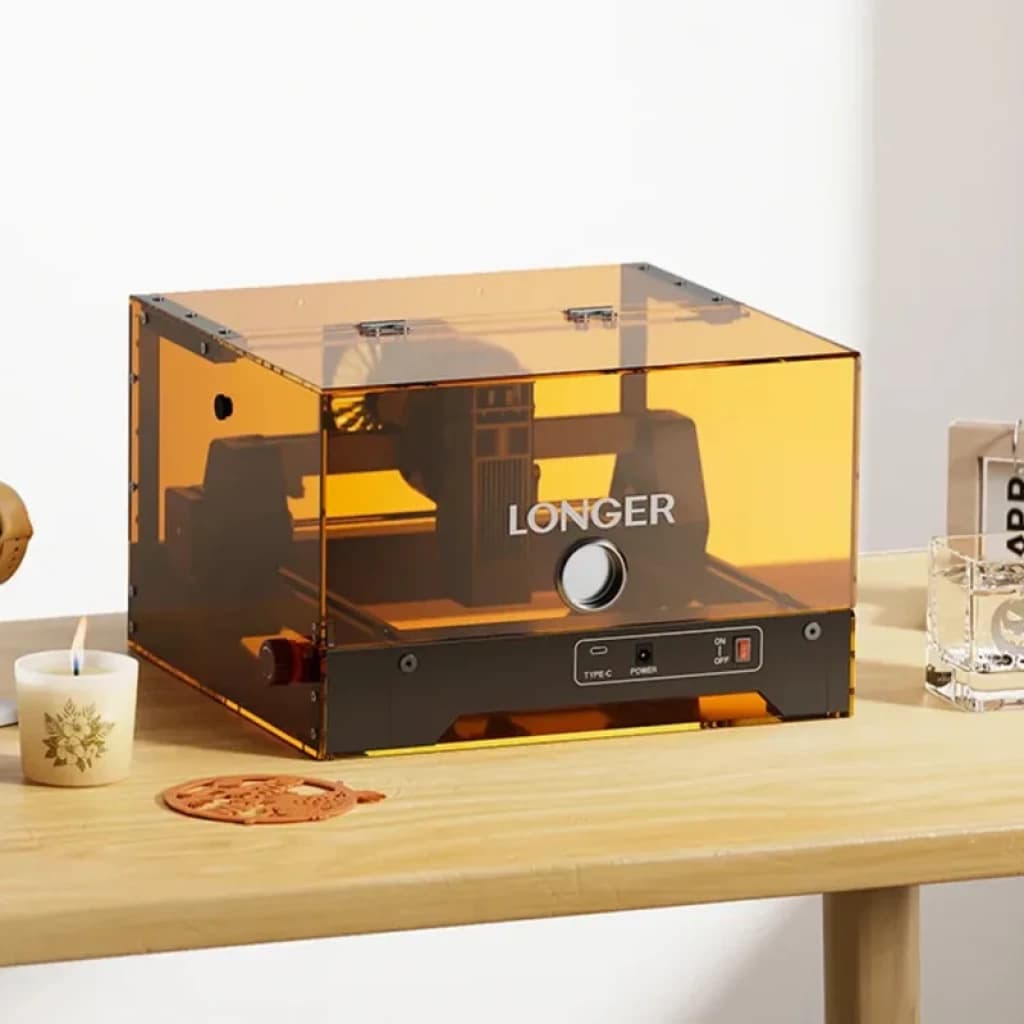 LONGER RAY5 mini S 3,5 W dans boîtier fermé ambré, fenêtre transparente, commande frontale, gravure précise 0,04 mm sur une table en bois