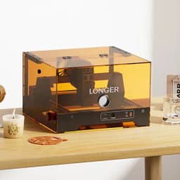 Graveur laser LONGER RAY5 mini S 5,5 W avec boîtier fermé ambré, fenêtre transparente, pointe 0,04 mm, panneau frontal avec bouton, ports et interrupteur