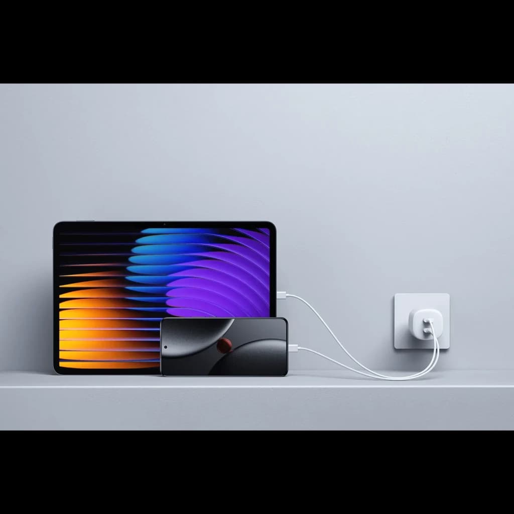 Xiaomi 45W Nano Turbo Carregador 2-Portas, compacto na tomada, carrega tablet e smartphone simultaneamente com dois cabos brancos conectados