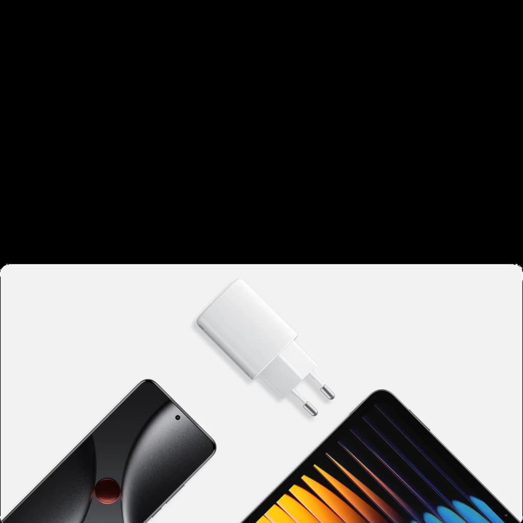 Xiaomi 45W Nano Turbo Carregador 2-Portas em branco, corpo compacto com pinos europeus, cabo USB-C removível e dispositivos ao redor sugerindo uso móvel e