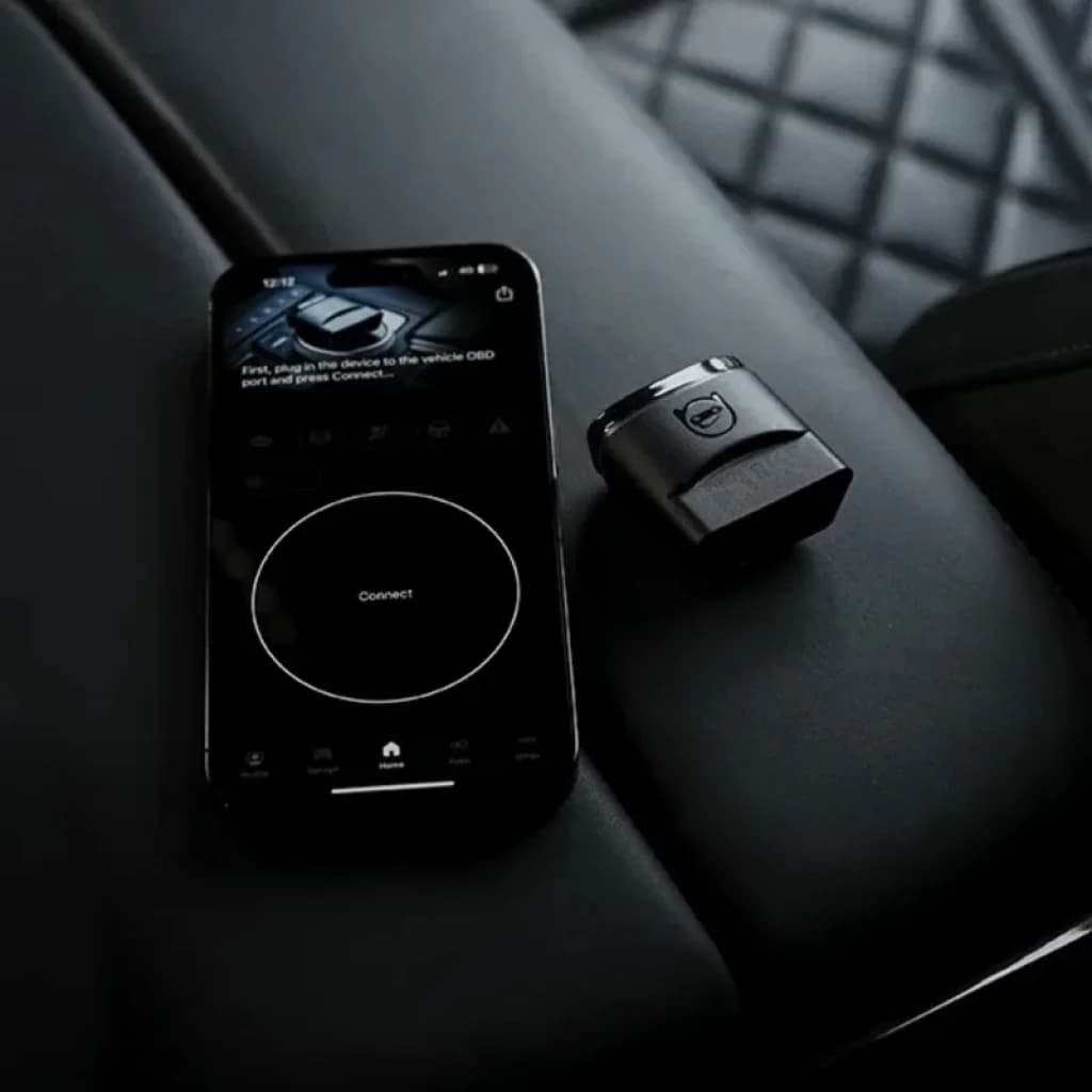 Scanner de diagnostic OBDeleven 2 Pro Pack Programmation VAG Bluetooth BLE avec dongle OBD compact noir et appli mobile affichée sur smartphone