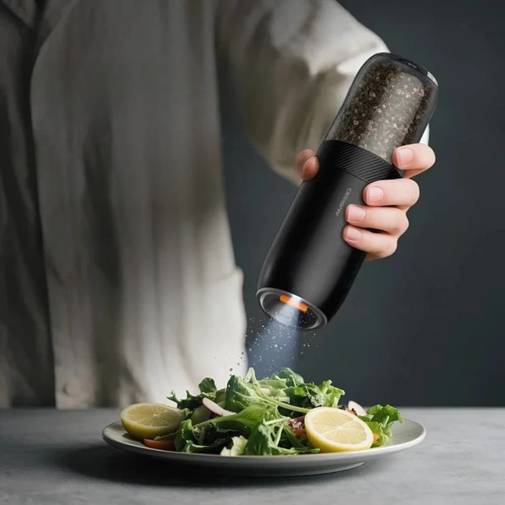 Extracteur de sel électrique Deerma YM01 noir avec corps transparent, activation par gravité, éclairage LED et mouture fine sur salade