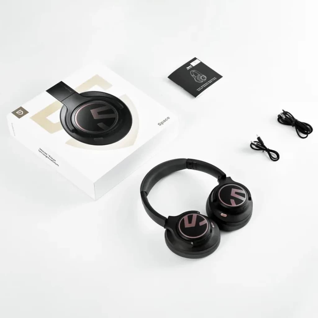 SoundPEATS Space auriculares de diadema negros con logotipo en copas, almohadillas acolchadas, controles laterales. Incluye caja, manual, cable USB y cable de