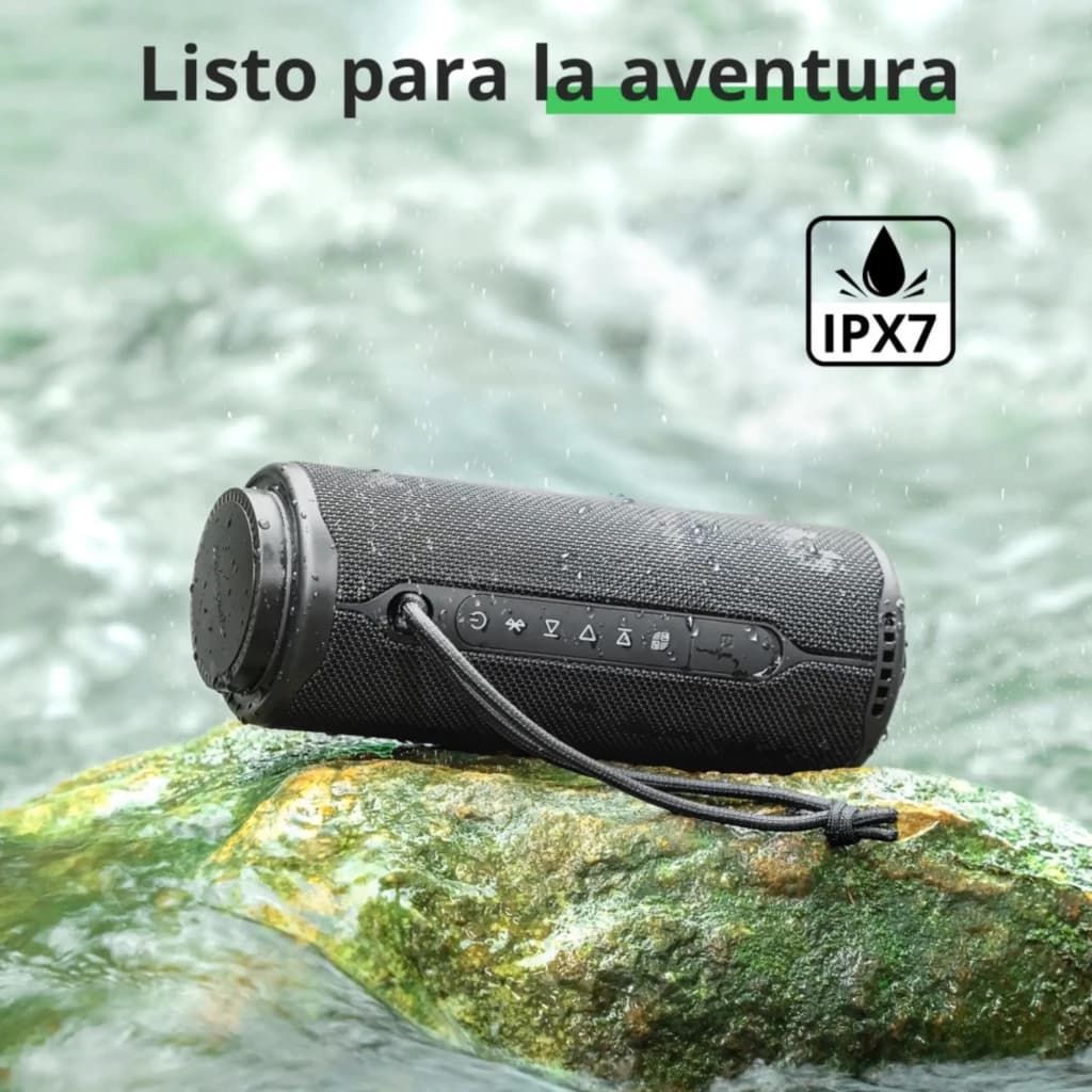 Enceinte Bluetooth Tronsmart T8 Bleu 40 W, cylindre noir robuste avec sangle, boutons latéraux, grille textile, résistante à l’eau IPX7, posée sur rocher
