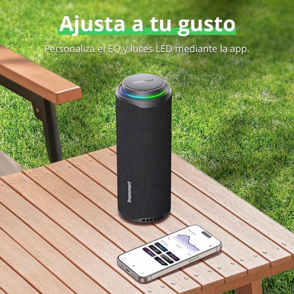 Tronsmart T8 Bleu 40 W Système 2.1 Enceinte Bluetooth cylindrique noire, grille tissu, anneau LED multicolore, posée en extérieur près dun smartphone