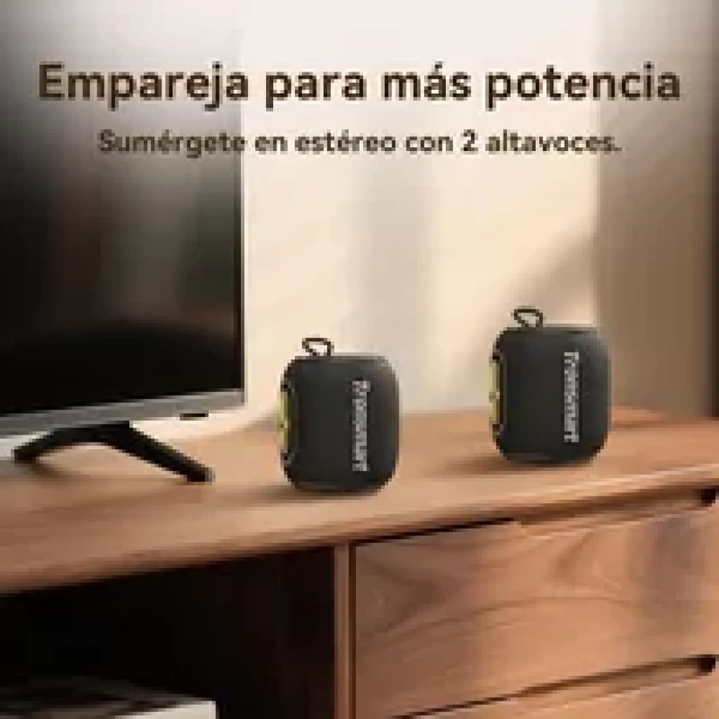 Tronsmart T8 Mini 16 W IPX7 Blue enceinte Bluetooth compacte, bleue et noire, deux unités appairées sur meuble TV, sangle latérale et logo visible
