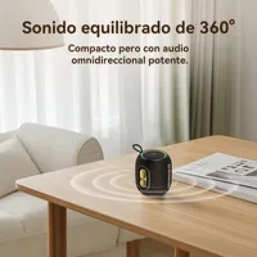 Enceinte compacte bleue 16 W, design cylindrique avec poignée, haut-parleur latéral doré, son 360°, résistante IPX7, posée sur une table en salon