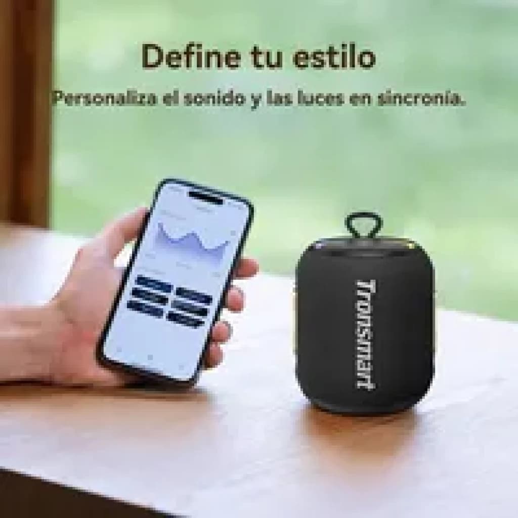 Enceinte portable bleue compacte avec sangle, logo Tronsmart vertical, design cylindrique, commandes supérieures, à côté d’un smartphone affichant
