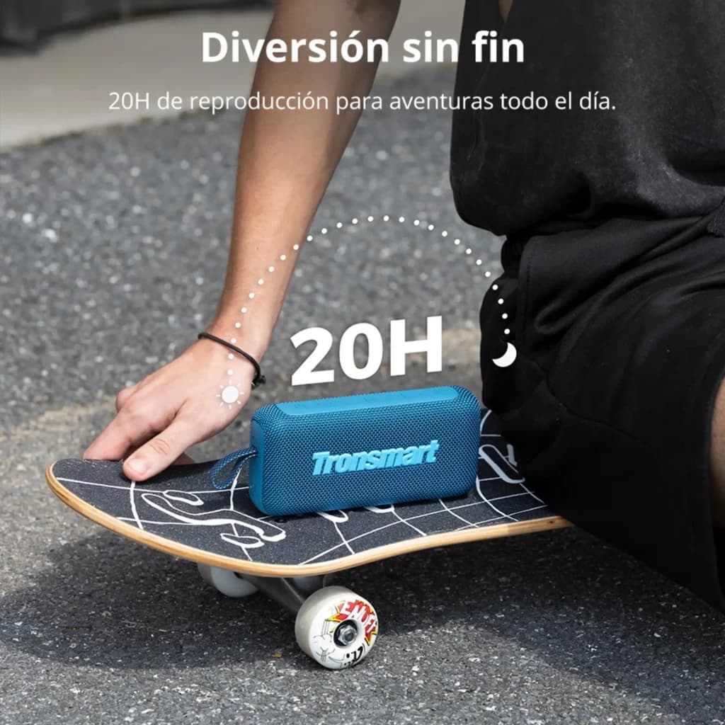 Tronsmart Trip 2 10 W Bluetooth 5.3 gris, enceinte portable compacte en tissu, format rectangulaire, logo Tronsmart, posée sur un skateboard, autonomie 20 h