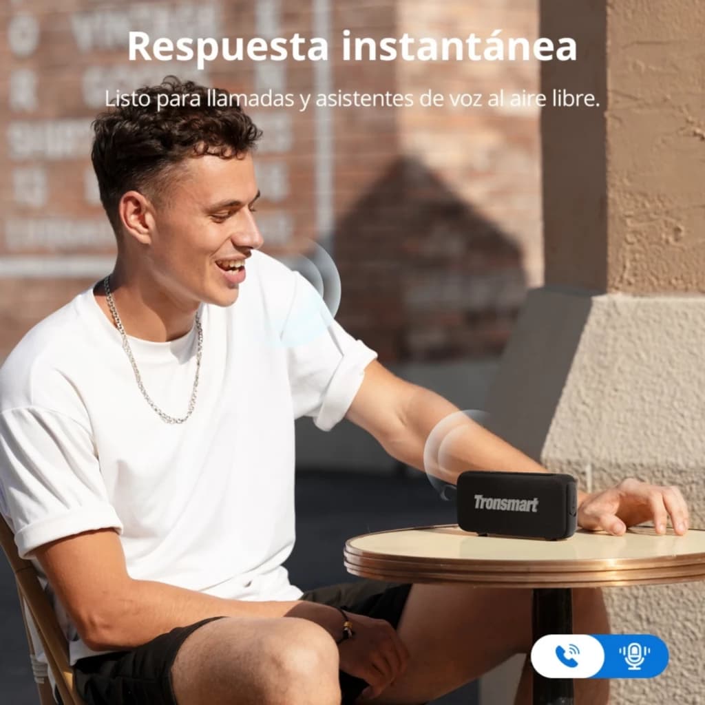 Altavoz portátil Tronsmart Trip 2 azul, compacto con rejilla frontal y correas laterales, diseño robusto para exteriores, controles visibles y logo Tronsmart