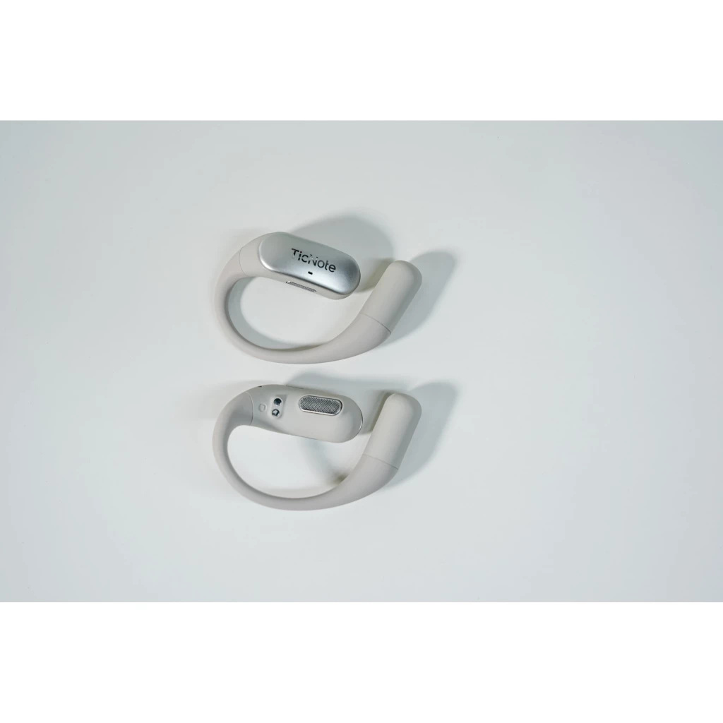 TicNote Pods 4G Blanco en estuche de carga blanco mate; auriculares open-ear curvos con panel plateado, almohadillas suaves y luz indicadora roja - Ítem10
