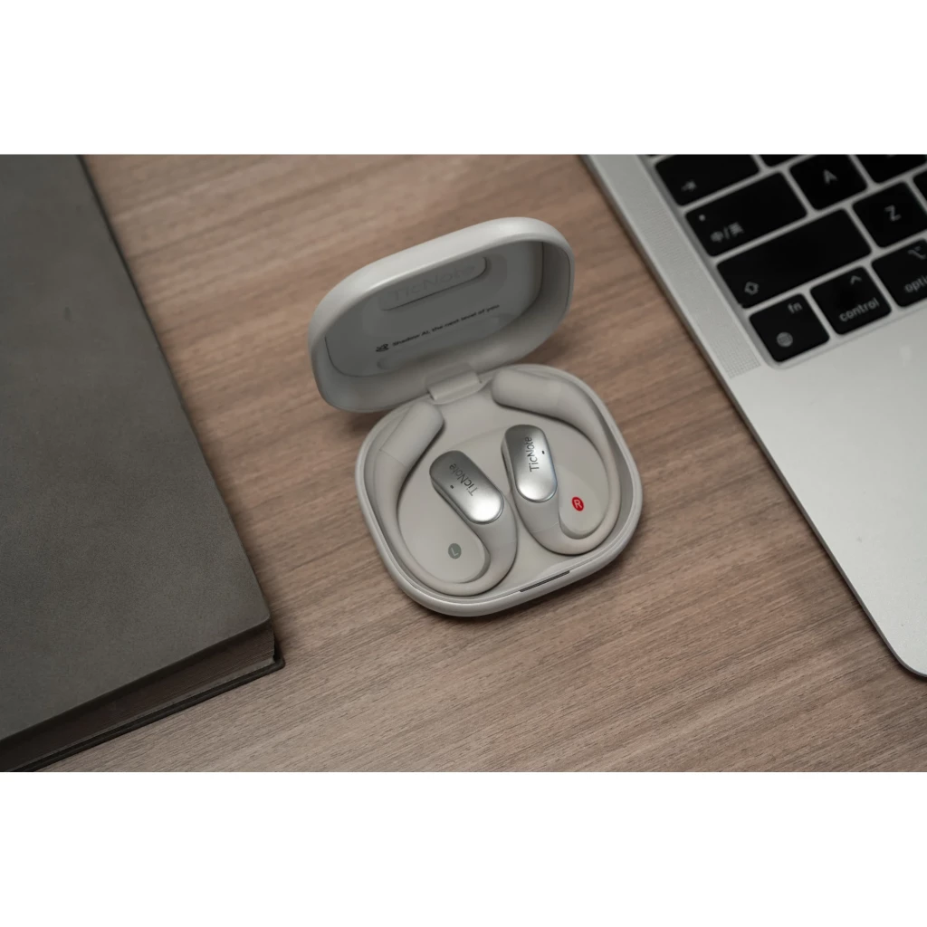 TicNote Pods 4G Blanco en estuche de carga blanco mate; auriculares open-ear curvos con panel plateado, almohadillas suaves y luz indicadora roja - Ítem15