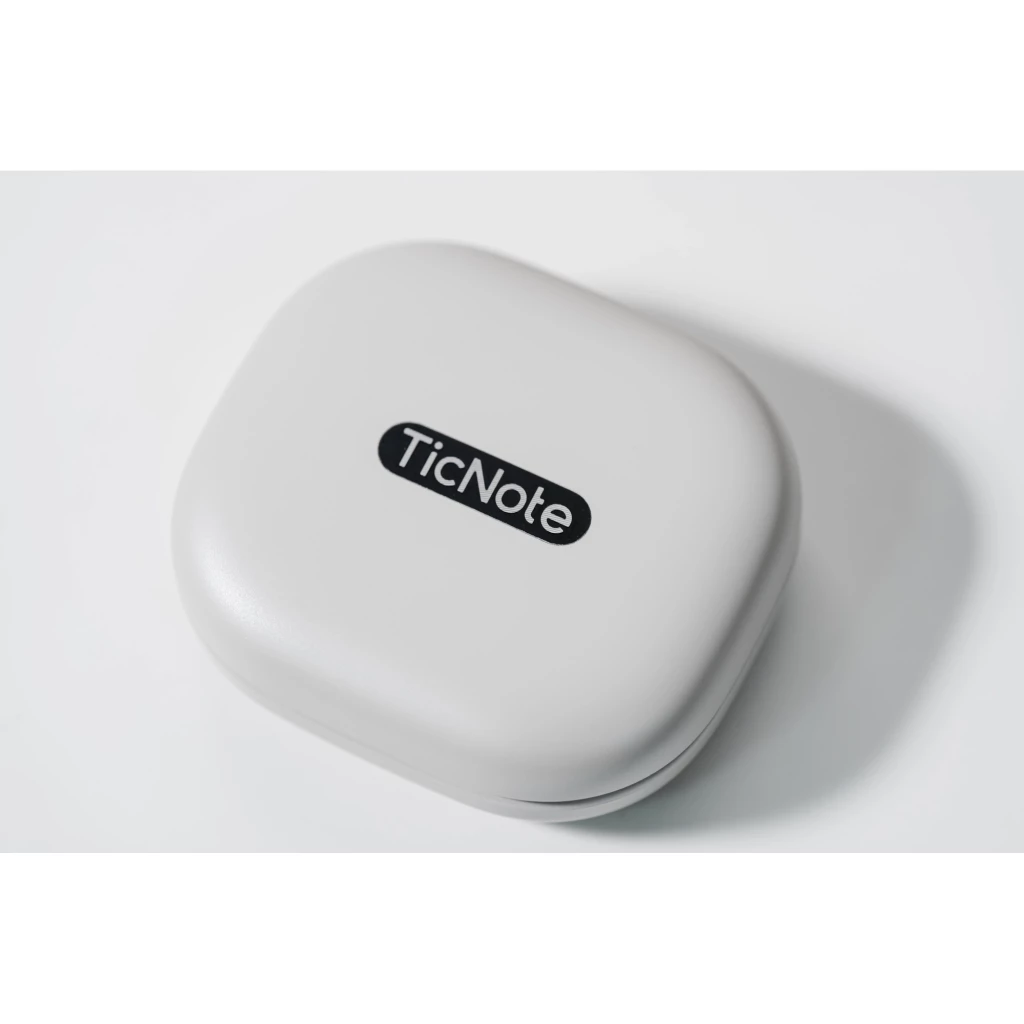TicNote Pods 4G Blanco en estuche de carga blanco mate; auriculares open-ear curvos con panel plateado, almohadillas suaves y luz indicadora roja - Ítem13